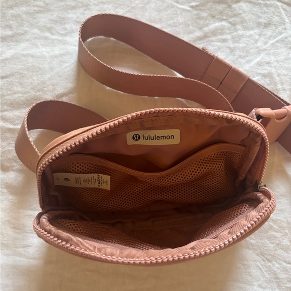 Lululemon Everywhere Belt Bag in Dusty Rose - Picture 4 of 4